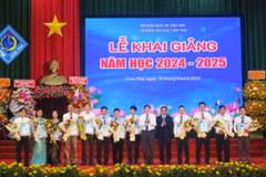 Trường Đại học Cần Thơ đón nhận đón nhận các chứng nhận chất lượng chương trình đào tạo quốc tế và của Bộ Giáo dục và Đào tạo. Ảnh: (Ánh Tuyết/TTXVN)
