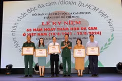 Thiếu tướng Nguyễn Hồng Sơn, Phó Chủ tịch Hội Nạn nhân chất độc da cam/dioxin Việt Nam tri ân các tập thể, cá có nhiều đóng góp tích cực. (Ảnh: Thanh Vũ/TTXVN)