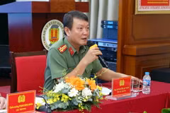 Đại tá Nguyễn Bá Tuấn, Phó Cục trưởng Cục Quản lý xuất nhập cảnh. (Ảnh: Phạm Kiên/TTXVN)