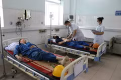 Các bệnh nhân được cấp cứu tại Bệnh viện Hữu Nghị Việt Tiệp. (Ảnh: Hoàng Ngọc/TTXVN)