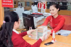 Khách hàng làm thủ tục vay vốn tại Agribank. (Ảnh: Trần Việt/TTXVN)