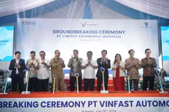 Các đại biểu thực hiện nghi lễ khởi công xây dựng nhà máy Dự án Nhà máy Lắp ráp Xe điện Vinfast. (Ảnh: Đào Trang/TTXVN)