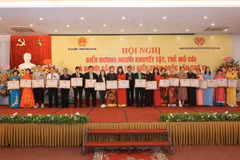Các tập thể, cá nhân có thành tích xuất sắc nhận Bằng khen của Hội bảo trợ người khuyết tật và trẻ mồ côi Việt Nam. (Ảnh: Hoàng Hiếu/TTXVN)