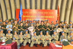 Lãnh đạo Cục Gìn giữ hòa bình Việt Nam cùng đại diện các cơ quan Bộ Quốc phòng, Tùy viên Quốc phòng Australia tại Việt Nam và thân nhân, gia đình cùng cán bộ, y, bác sỹ Bệnh viện dã chiến cấp 2 số 4. (Ảnh: Minh Đức/TTXVN)