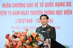 Đại tướng Phan Văn Giang phát biểu tại Lễ đón nhận Huân chương Bảo vệ Tổ quốc hạng Ba và kỷ niệm 75 năm Ngày truyền thống Học viện Quân y. (Nguồn: TTXVN phát)
