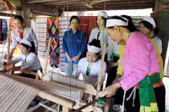 Nghệ nhân ở Tân Sơn, tỉnh Phú Thọ, đã truyền lửa cho những thế hệ trẻ chung tay bảo tồn và phát huy nghề dệt thổ cẩm truyền thống của dân tộc. (Ảnh: Tạ Toàn/TTXVN)