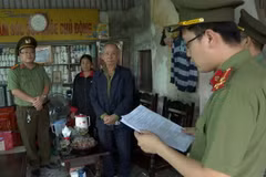 Cơ quan An ninh Điều tra Công an tỉnh Thái Bình đọc lệnh bắt tạm giam đối với Phạm Văn Yên. (Ảnh: TTXVN phát)