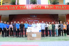Những món quà mang đầy tình cảm, sự sẻ chia và đồng cảm của những người làm báo Thông tấn tới thầy trò Trường Tiểu học Hồng Thái, phường Hồng Hà, TP Yên Bái. (Ảnh: Tiến Khánh/TTXVN)
