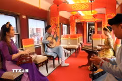 Biểu diễn âm nhạc dân tộc trên chuyến tàu Kết nối di sản miền Trung - Vietnam Central Heritage Connection, tuyến Huế-Đà Nẵng. (Ảnh: Đỗ Trưởng - TTXVN)