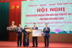 Phó Thủ tướng Chính phủ Trần Hồng Hà trao quyết định cho lãnh đạo tỉnh Bắc Kạn. (Ảnh TTXVN phát)