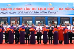 Các đại biểu cắt băng khai trương chuyến tàu "Kết nối di sản miền Trung." (Ảnh: Đỗ Trưởng/TTXVN)
