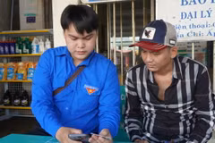 Thanh niên tình nguyện hỗ trợ đăng ký tài khoản VNeID cho người dân. (Ảnh minh họa: Nhựt An/TTXVN)