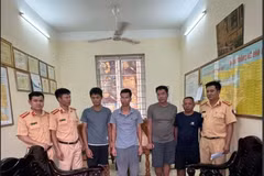 Nhóm 4 đối tượng đánh bạc trên sông Bạch Đằng tại cơ quan Công an. (Nguồn: Công an cung cấp)