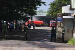 Các lực lượng chức năng thực hiện nhiệm vụ tại hiện trường vụ cháy. (Ảnh: Đậu Tất Thành/TTXVN)