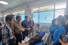 Lãnh đạo tỉnh Đồng Nai thăm hỏi nạn nhân bị thương tại bệnh viện. (Ảnh: Sỹ Tuyên/TTXVN)