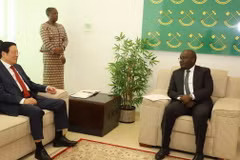 Trưởng Ban Nội chính Trung ương Phan Đình Trạc làm việc với Phó Tổng thư ký Đảng Cách mạng Tanzania (CCM) John Mongella. (Ảnh: Hồng Minh/TTXVN)