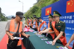 Cán bộ Đồn Biên phòng Tân Thanh, tỉnh Lạng Sơn, tuyên truyền, phát tờ rơi pháp luật biên giới tại cửa khẩu. (Ảnh: Quang Duy/TTXVN)