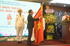 Ông Nguyễn Văn Nên, Bí thư Thành ủy Thành phố Hồ Chí Minh gắn Huân chương Độc lập hạng Nhì lên cờ truyền thống của đơn vị. (Ảnh: Thành Chung/TTXVN)