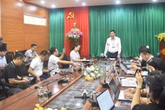 Ông Phạm Đăng Khoa, Giám đốc Sở Giáo dục và Đào tạo tỉnh Đắk Lắk phát biểu tại buổi họp báo sau Kỳ thi tốt nghiệp Trung học Phổ thông năm 2024. (Ảnh: Nguyên Dung/TTXVN)