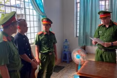 Cơ quan Cảnh sát điều tra thực hiện lệnh bắt bị can để tạm giam. (Nguồn: báo Bình Thuận)