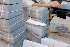 Kiểm tiền tại ngân hàng. (Ảnh: Trần Việt/TTXVN)