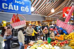 Chờ Hàng Bè là chợ truyền thống lâu đời, được nhiều người dân Thủ đô tìm đến mỗi dịp Tết đến, xuân về. (Ảnh: Hoàng Hiếu/TTXVN)