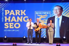 Bí thư Tỉnh ủy Bắc Ninh Nguyễn Anh Tuấn (trái) và Chủ tịch UBND tỉnh Bắc Ninh Nguyễn Hương Giang (phải) tặng hoa chúc mừng cố vấn cấp cao Bắc Ninh FC Park Hang Seo. (Ảnh: Thái Hùng/TTXVN)
