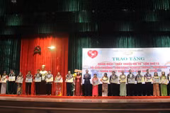 Các y, bác sỹ được vinh danh giải 'Tỏa sáng blouse trắng.' (Nguồn: Cổng Thông tin Điện tử thành phố Đà Nẵng)