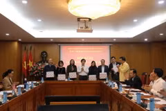 Trưởng Ban Chỉ đạo 35 Đảng bộ Khối Nguyễn Quang Trường trao quà cảm ơn các đồng chí thôi tham gia Ban Chỉ đạo 35 Đảng bộ Khối. (Nguồn: báo Nhân dân)