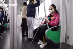 [Video] Người khiếm thị đi tàu điện Cát Linh-Hà Đông như thế nào?