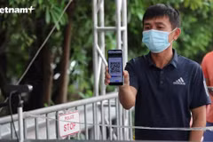 Video cảnh Hà Nội quản lý người dân đi qua chốt bằng mã QR