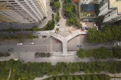 Toàn cảnh cây cầu nhìn từ trên cao. (Ảnh: Lâm Phan/Vietnam+) 
