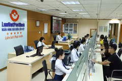Giao dịch tại LienVietPostBank. (Ảnh: Vietnam+)