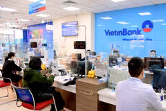 Giao dịch tại Vietcombank. (Ảnh: Vietnam+)