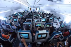 Hành khách trên chuyến bay của hãng hàng không Vietnam Airlines. (Ảnh: CTV/Vietnam+)
