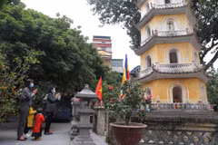Người dân đi lễ Phật đầu năm ở chùa Liên Phái, quận Hai Bà Trưng. (Ảnh: Hoàng Hiếu/TTXVN)