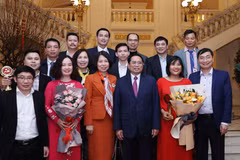 Thủ tướng Phạm Minh Chính với lãnh đạo, cán bộ và các tác giả, nhóm tác giả đoạt Giải Báo chí Toàn quốc về Xây dựng Đảng lần thứ VI, năm 2021 của Thông tấn xã Việt Nam. (Ảnh: Dương Giang/TTXVN)