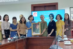 Trung tâm lưu trữ QG tiếp nhận 111 bức ảnh Đại tướng Võ Nguyên Giáp