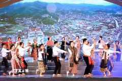 Người dân vui lễ hội tại Sơn La. (Ảnh: TTXVN phát)