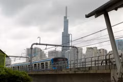 Đoàn tàu đầu tiên của tuyến Metro số 1 (Bến Thành - Suối Tiên) chạy thử nghiệm trên toàn tuyến - đoạn chuẩn bị vào Nhà ga ngầm Ba Son, Thành phố Hồ Chí Minh. Ảnh: Thanh Vũ - TTXVN