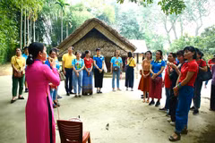 Nhiều du khách tới thăm quê hương Bác Hồ nhân dịp kỷ niệm ngày sinh của Người. (Ảnh: Nguyên An)