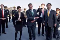 Bộ trưởng Quốc phòng Mỹ Ashton Carter (giữa) và Thứ trưởng Quốc phòng Nhật Bản Kenji Wakamiya (phải) tại cuộc gặp ở căn cứ hải quân Yokosuka ngày 6/12. (Ảnh: EPA/TTXVN)