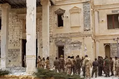Binh sỹ quân đội Chính phủ Syria gác tại một khu vực ngoại ô thành cổ Palmyra. (Ảnh: AFP/TTXVN)