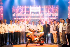 Đại diện Honda Việt Nam và lãnh đạo địa phương bên chiếc xe máy thứ 20 triệu. (Nguồn: HVN)