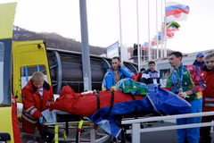 Olympic Sochi: Xe trượt lòng máng đâm gãy chân nhân viên