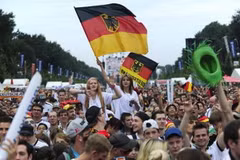 Cúp vàng thế giới đã về tới Berlin, biển người đứng chờ đợi