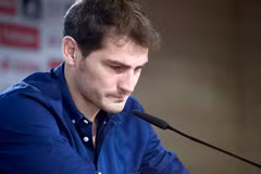 Casillas không cầm được nước mắt trong buổi họp báo chia tay Real Madrid. (Ảnh: AFP)