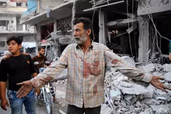 Hiện trường đổ nát sau một vụ không kích trong xung đột tại Jisr al-Shughur, tỉnh Idlib, Syria ngày 25/9/2017. (Ảnh: AFP/ TTXVN)