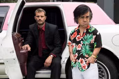 Jamie Dornan (áo vest đen) và Peter Dinklage trong My Dinner With Hervé.