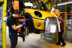 Công nhân làm việc tại nhà máy sản xuất ô tô của BMW ở Oxford, Anh. (Ảnh: AFP/TTXVN)